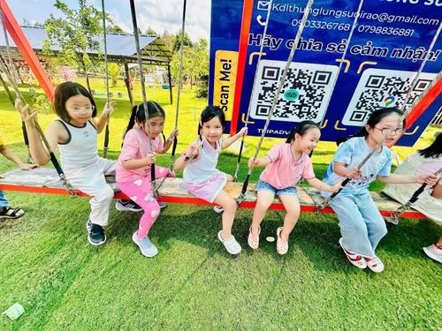 Các em thiếu nhi hào hứng tham gia các trò chơi tại nông trại.