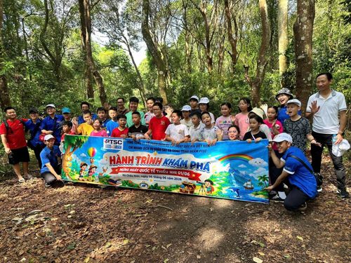 Các em thiếu nhi tham gia hành trình trekking.