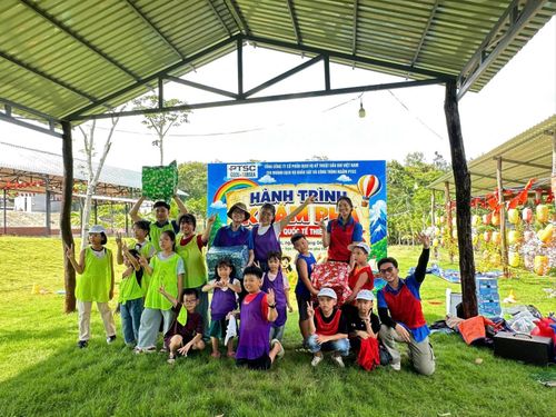 Đoàn viên thanh viên và các em thiếu nhi cùng tham gia hoạt động teambuilding.