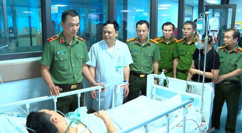 Lãnh đạo tỉnh và Công an Thanh Hóa thăm hỏi động viên Trung tá Phạm Ngọc Khánh tại Bệnh viện.