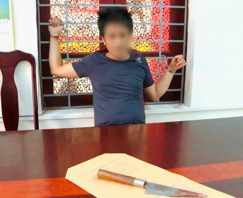 Đối tượng Lê Đình Triều cùng con dao nhọn gây án tại cơ quan Công an.