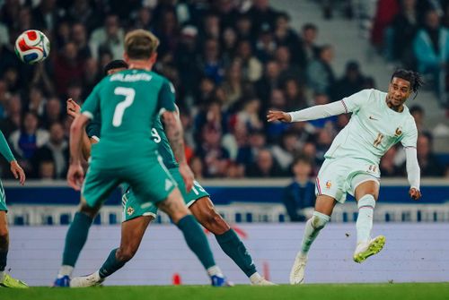 Phút 75, Michael Olise vẽ siêu phẩm ấn định tỷ số 3-1