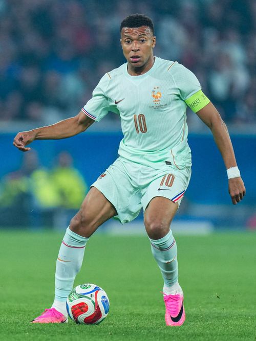 Mbappe đeo băng thủ quân