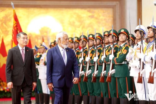 Thủ tướng Lê Minh Hưng và Thủ tướng Kay Rala Xanana Gusmão duyệt Đội danh dự Quân đội nhân dân Việt Nam