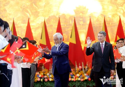 Thủ tướng Lê Minh Hưng và Thủ tướng Kay Rala Xanana Gusmão với sinh viên Việt Nam tại lễ đón