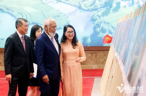 Hai Thủ tướng tham quan trưng bày ảnh về mối quan hệ hữu nghị giữa hai nước