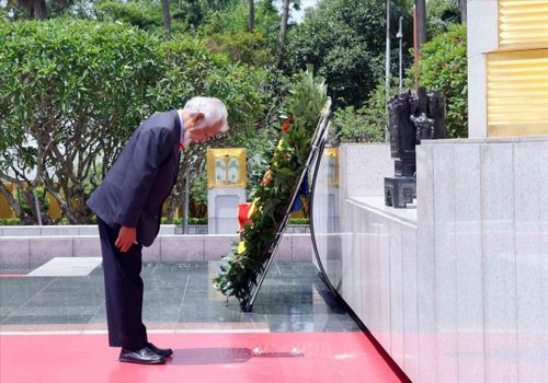 Thủ tướng Kay Rala Xanana Gusmão đến đặt vòng hoa tại Đài tưởng niệm các Anh hùng liệt sĩ. Ảnh: TTXVN