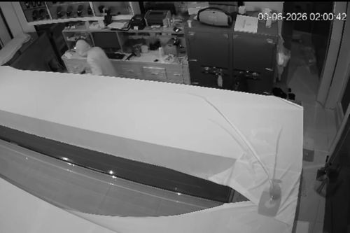 Hình ảnh đối tượng đột nhập trộm cắp tài sản. Ảnh: H.T