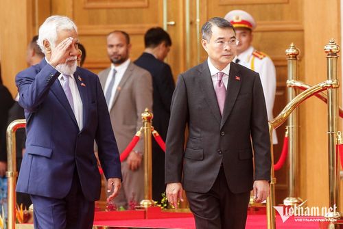 Thủ tướng Lê Minh Hưng cùng Thủ tướng Timor Leste tại lễ đón