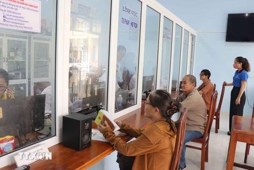 Người dân đến làm thủ tục xin cấp Giấy chứng nhận quyền sử dụng đất lần đầu tại Trung tâm phục vụ hành chính công xã Duy Xuyên, thành phố Đà Nẵng. (Ảnh: Đoàn Hữu Trung/TTXVN)