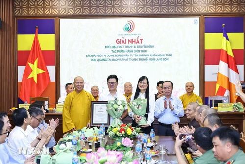 Ban tổ chức trao giải Nhất thể loại Phát thanh và Truyền hình cho các tác giả với tác phẩm Nắng biên thùy. (Ảnh: Minh Đức/TTXVN)