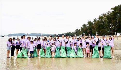 Các thành viên tham gia "Thi nhặt rác bãi biển" tại bãi biển Tình Yêu. Ảnh: TTXVN phát