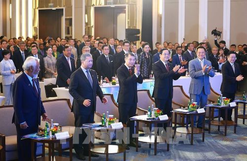Thủ tướng Lê Minh Hưng cùng Thủ tướng Lào Sonexay Siphandone, Thủ tướng Campuchia Hun Manet, Thủ tướng Thái Lan Anutin Charnvirakul và Thủ tướng Timor-Leste Kay Rala Xanana Gusmão tham dự Phiên khai mạc Diễn đàn Tương lai ASEAN lần thứ ba. Ảnh: Dương Giang – TTXVN