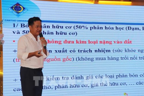 Ông Trần Hữu Phúc, Giảng viên Trường Nông nghiệp (Đại học Cần Thơ) chia sẻ các giải pháp kỹ thuật sản xuất cây ăn quả bền vững, đặc biệt trên cây sầu riêng. Ảnh: Thu Hiền – TTXVN