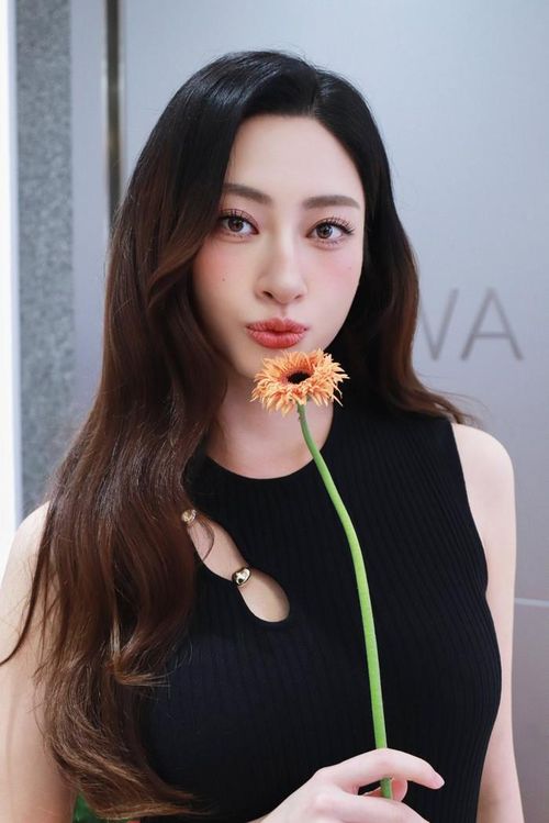 Lương Thùy Linh ưa chuộng phong cách dịu dàng, thanh lịch. Ảnh: FBNV