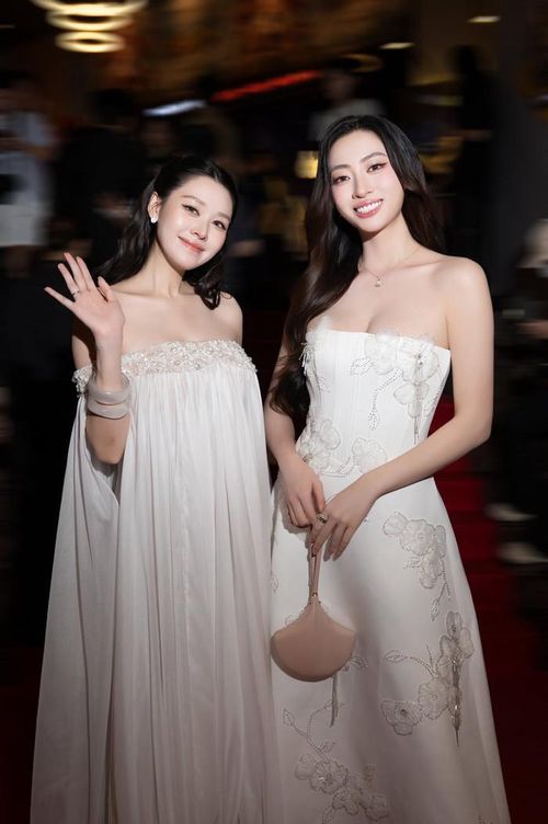 Lương Thùy Linh có mối quan hệ thân thiết với nhiều hoa, á hậu nổi tiếng. Ảnh: FBNV