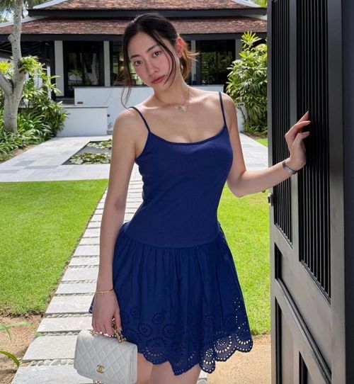 Lương Thùy Linh khoe sắc vóc gợi cảm khi diện váy hai dây. Ảnh: FBNV