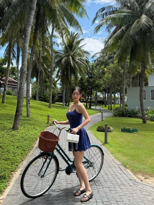 Đôi chân dài của Lương Thùy Linh được phô trọn nhờ chiếc váy ngắn. Ảnh: FBNV