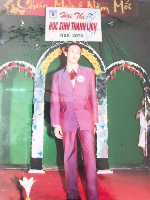 Hình ảnh Quốc Trường đạt giải nhất trong cuộc thi "Học sinh thanh lịch" năm 2025. Thời điểm này, anh 17 tuổi.