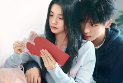 Được chuyển thể từ tiểu thuyết cùng tên, bộ phim mở ra câu chuyện tình yêu diễn ra trong mùa hè tại thành phố Khánh Nghi. Nhân vật Từ Chi và Trần Lộ Châu gặp nhau từ một sự hiểu lầm, nhưng chính sự khác biệt trong tính cách lại khiến cả hai dần trở nên gắn bó. Một người mạnh mẽ, thẳng thắn, một người điềm tĩnh và giàu cảm xúc đã tạo nên những màn tương tác tự nhiên, mang đến bầu không khí vừa hài hước vừa lãng mạn. Xen giữa những khoảnh khắc ngọt ngào là hành trình theo đuổi ước mơ và trưởng thành của tuổi trẻ, giúp bộ phim nhận được nhiều sự yêu mến từ khán giả yêu thích dòng phim ngôn tình hiện đại.