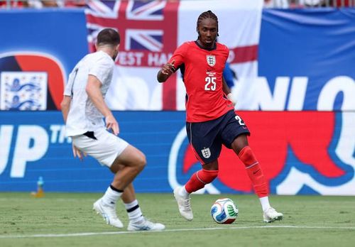 Tuyển Anh vừa đón nhận thông tin đáng chú ý trước thềm World Cup 2026 khi hậu vệ Djed Spence xác nhận sẽ phải thi đấu với mặt nạ bảo hộ trong suốt giải đấu vì chấn thương gãy xương hàm. Ảnh: Reuters