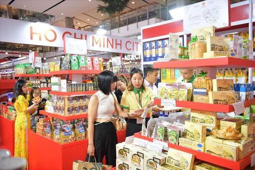 Hàng Việt Nam bày bán tại siêu thị Thái Lan (Ảnh: TTXVN)