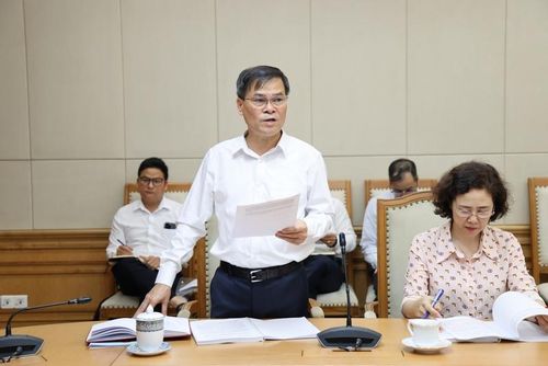 Chủ tịch UBND tỉnh Quảng Ninh Bùi Văn Khắng báo cáo tại cuộc họp. Ảnh: VGP