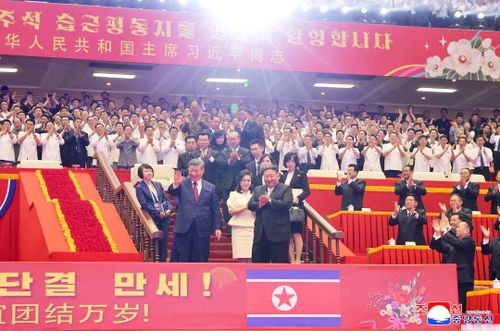 Chủ tịch Trung Quốc Tập Cận Bình và nhà lãnh đạo Triều Tiên Kim Jong Un tham dự một buổi biểu diễn tại Nhà thi đấu ngày 8/6/2026. Ảnh: Reuters.