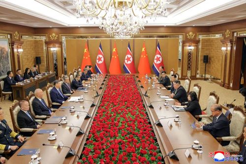 Chủ tịch Trung Quốc Tập Cận Bình và nhà lãnh đạo Triều Tiên Kim Jong Un ngồi đối diện nhau trong cuộc hội đàm, trong khuôn khổ chuyến thăm cấp nhà nước của ông Tập tại Bình Nhưỡng (Triều Tiên), ngày 8/6/2026. Ảnh: Reuters.