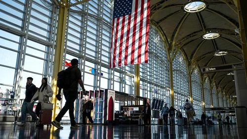 Hành khách tại sân bay quốc gia Ronald Reagan Washington, bang Virginia (Mỹ). Ảnh: Bloomberg.