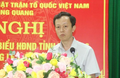 Cử tri phát biểu tại buổi tiếp xúc.