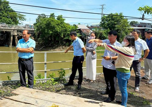 Ban Chỉ huy phòng thủ dân sự xã Châu Phú kiểm tra tình hình sạt lở, thăm hỏi người dân.