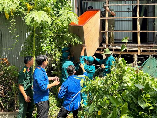Địa phương huy động lực lượng hỗ trợ người dân di dời tài sản đến nơi an toàn.