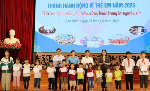  Đồng chí Nguyễn Anh Tuấn (thứ 2 từ phải qua) cùng các đại biểu tặng quà cho trẻ em có hoàn cảnh khó khăn của xã Lạng Giang. 