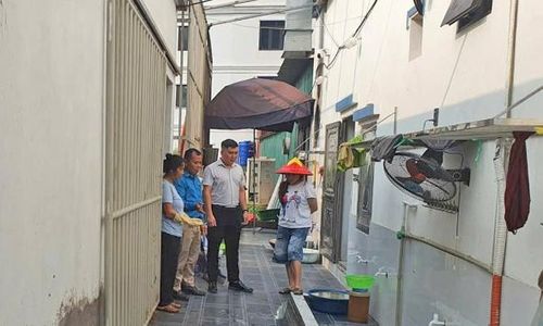  Cán bộ phường Nếnh tuyên truyền người dân không tái lấn chiếm sau khi giải tỏa "chuồng cọp". 