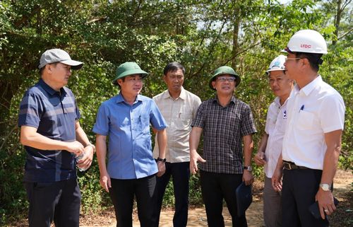 Phó Chủ tịch UBND thành phố Phan Thái Bình (thứ 2, bên trái) kiểm tra khu vực triển khai dự án Khu công nghiệp Tam Anh 1. Ảnh: MINH KHÁNH