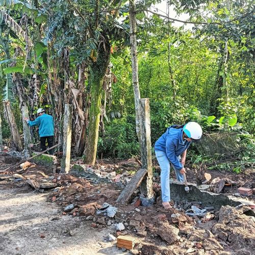 Người dân chung tay hiến đất, mở rộng tuyến đường phục vụ phát triển kinh tế - xã hội địa phương. Ảnh: HẢI HƯNG