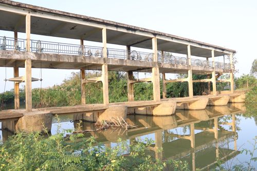 Đập dâng Thanh Quýt đang được vận hành góp phần khống chế độ mặn và hòa loãng nước mặn tại thượng lưu đập tạm ngăn mặn trên sông Vĩnh Điện. Ảnh: HOÀNG HIỆP