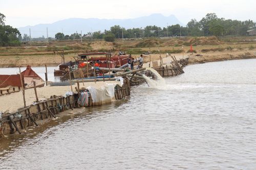 Các đơn vị, địa phương đang tiếp tục triển khai giải pháp cấp bách để "trục" nước mặn tại thượng lưu đập tạm ngăn mặn trên sông Vĩnh Điện. Ảnh: HOÀNG HIỆP