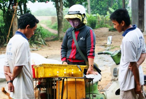 Những chuyến cá tươi theo "hai sọt" đến khắp bản làng miền núi. Ảnh: ALĂNG NGƯỚC