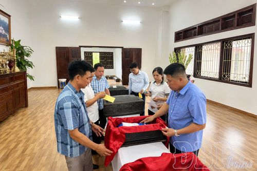 Lực lượng chức năng chuẩn hóa, đối chiếu thông tin hài cốt liệt sĩ trước khi tổ chức an táng tại Nghĩa trang Liệt sĩ Tông Khao (xã Thanh Nưa).