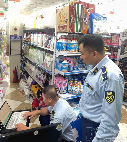  Cán bộ Đội Quản lý thị trường số 1 kiểm tra hộ kinh doanh tại địa bàn phường Điện Biên Phủ.