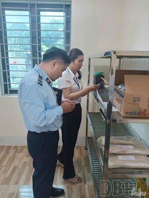  Kiểm tra kho lưu thực phẩm tại Trường Mầm non số 1 Pá Khoang, xã Mường Phăng. (Ảnh chụp tháng 5/2026)