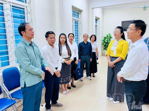 Đoàn cán bộ tỉnh U Đôm Xay (Lào) trao đổi công tác kiểm soát thủ tục hành chính, cải tiến quy trình làm việc tại xã Mường Ảng sau khi thực hiện mô hình chính quyền địa phương 2 cấp.