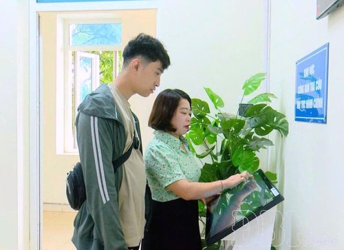 Người dân được cán bộ xã Mường Ảng hướng dẫn làm thủ tục tại Trung tâm Phục vụ hành chính công.