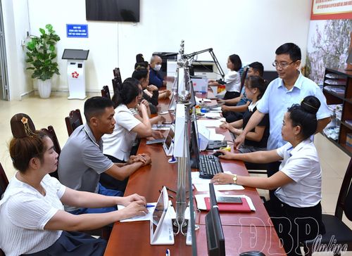 Người dân đến giao dịch tại Trung tâm Phục vụ hành chính công xã Mường Ảng.