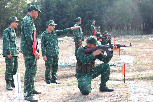 Chiến sĩ mới Tiểu đoàn Huấn luyện - Cơ động, Ban Chỉ huy Bộ đội Biên phòng thành phố kiểm tra “3 tiếng nổ”.