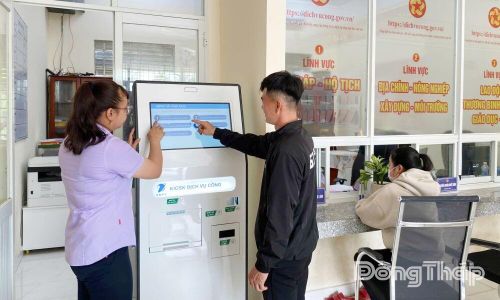 Các xã, phường ứng dụng công nghệ số trong giải quyết thủ tục hành chính, giúp cắt giảm thời gian cho người dân, doanh nghiệp (trong ảnh: Công chức xã Vĩnh Hựu hướng dẫn người dân thực hiện thủ tục hành chính).