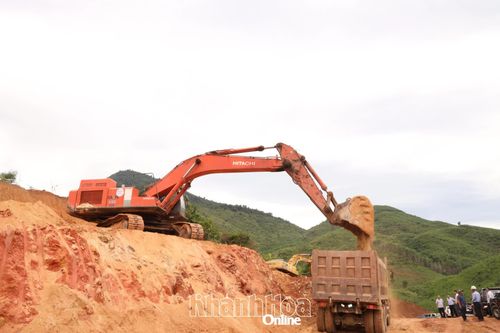 Công trường Dự án Đường liên vùng Khánh Sơn - Khánh Vĩnh đoạn đi qua xã Khánh Vĩnh.