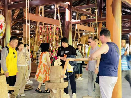 Làng nghề Trường Sơn là địa điểm khách du lịch tàu biển thường xuyên đến tham quan.